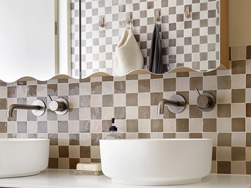 Pared de baño cuadrados de Zellige marron webp